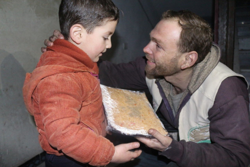 Doğu Guta’daki ailelere sıcak yemek yardımı